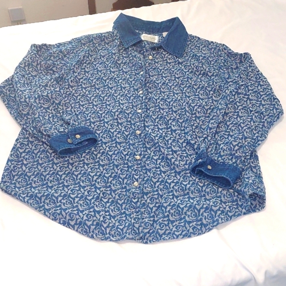 Capistrano Stylish Blue Rose Patterned Women's Button Down Shirt.Denim